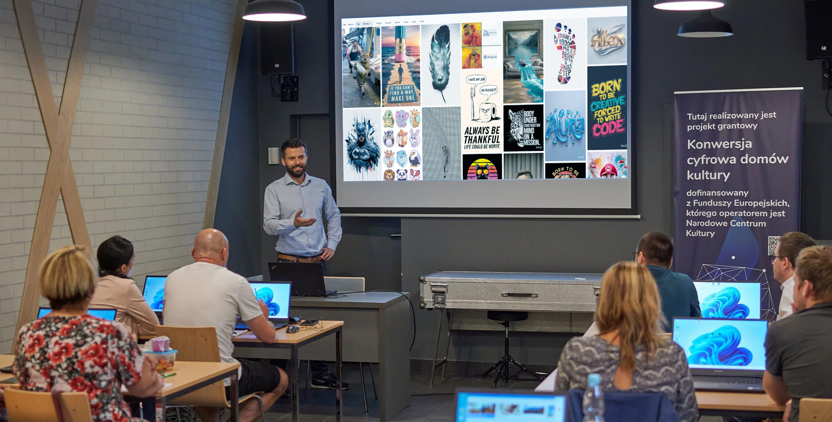 Uśmiechnięty trener prowadzący szkolenie technologiczne, wskazujący na ekran z logotypami sztucznej inteligencji, Adobe Photoshop oraz WordPress.